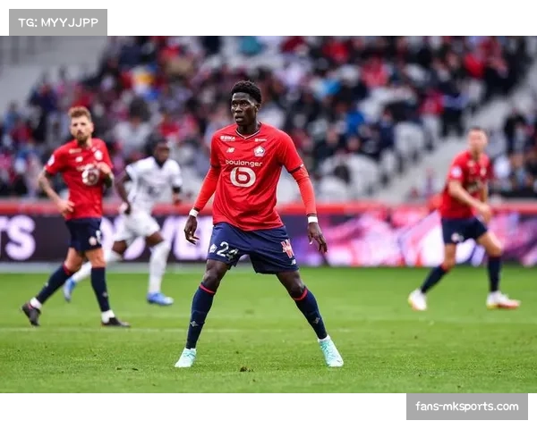 里昂中场三人组保持纵横距离 避免攻防转换时结构断裂 里昂中场三人组保持纵横距离 避免攻防转换时结构断裂